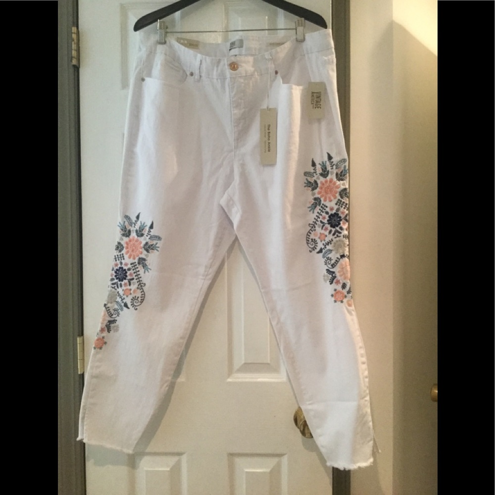 *PLUS* VINTAGE AMERICA White Ankle Jeans